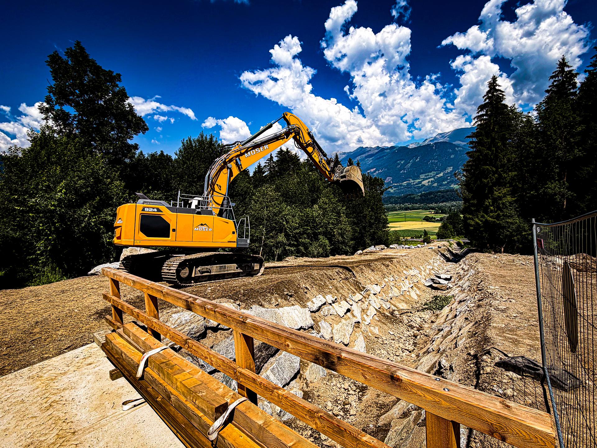 Erdbau Moser Kettenbagger bei Aushubarbeiten