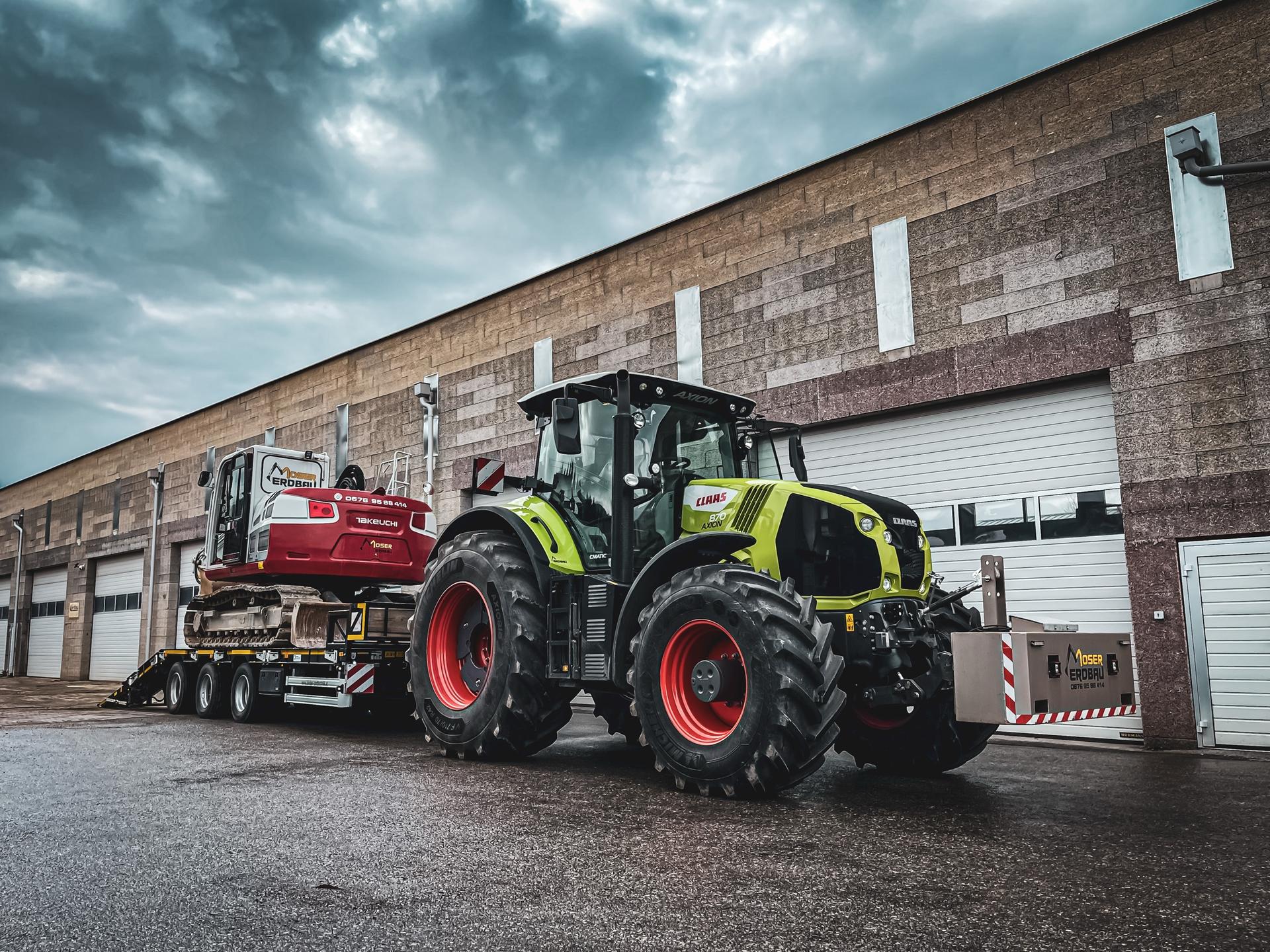 Transport von Bagger und Zugmaschine